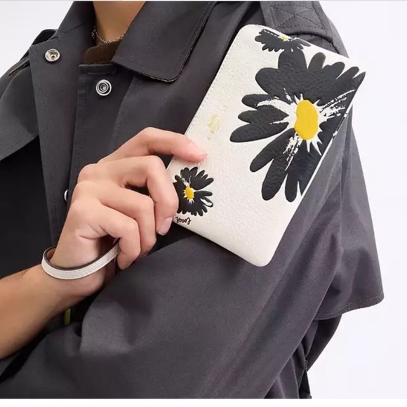 NWT coach!! Corner Zip Wristlet With Floral Print - Picture 1 of 5